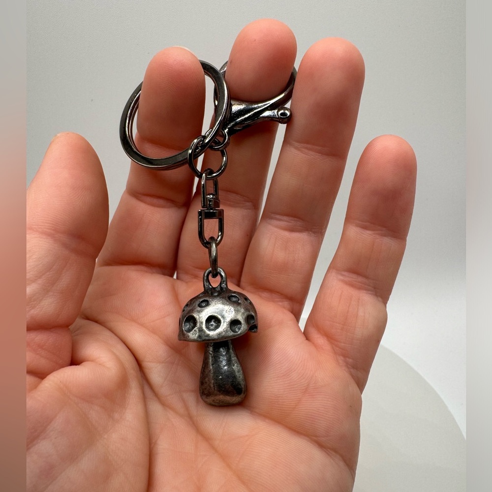 2/$20 Detailed Mushroom Keychain Vintage Style - Picture 5 of 9